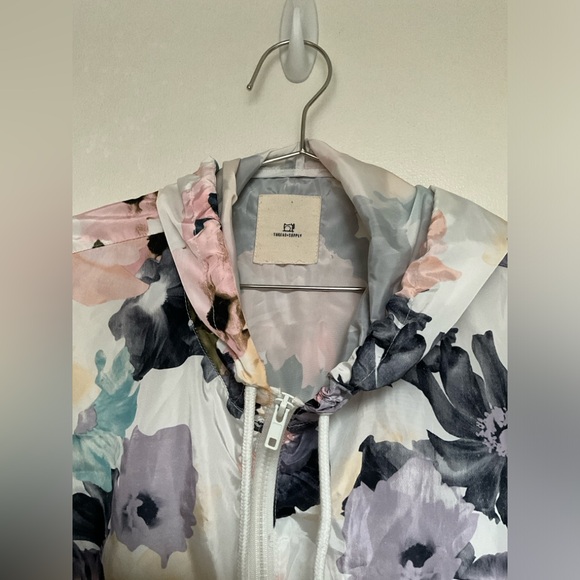 Thread & Supply Women's Tyrell Blush Floral Hooded Windbreaker Size Medium - Picture 3 of 6